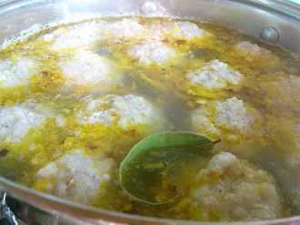 варим фрикадельки для супа картофельного с мясными фрикадельками