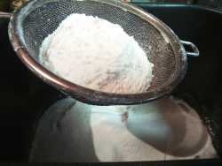 засыпаем муку порциями