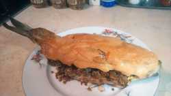 выкладываем запеченного карпа на тарелку