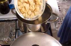 Бульон процеживаем и закладываем картошку, пусть варится минут 10