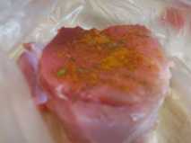 приправляем медальоны приправами