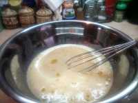 взбиваем яйца и сахар