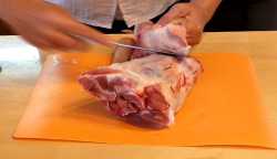 срезаем шкуру с голяшки