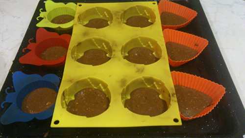 заполняем форму тестом для кексов с какао