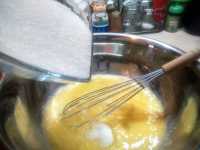 засыпаем сахар в яйца