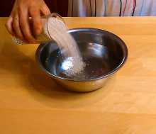 Заливаем ячневую крупу водой.