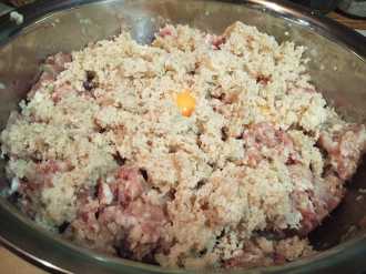 добавляем в фарш отжатый хлеб