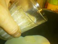 заливаем дрожжи в чашу для баурсаков