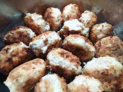 укладываем тефтели в кастрюлю или сковородку