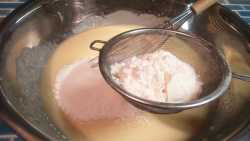 в массу добавляем просеянную муку