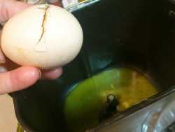 добавляем яйцо в чашу хлебопечки