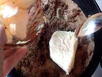 добавляем в сахар масло