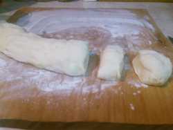 нарезаем кусочку для баурсаков