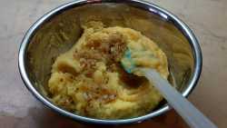 добавляем остывший лук к картошке