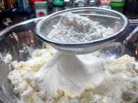 просеиваем муку в творог