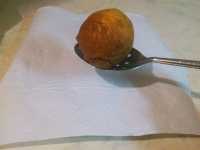 выкладываем баурсаки на бумажное полотенце