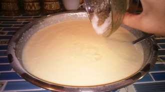 выкладываем гашённую соду в миску  для блинов со сметаной