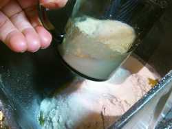 выливаем подошедшие дрожжи