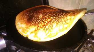 снимаем блин со сковороды