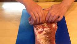 сворачиваем мясо в тугой рулет