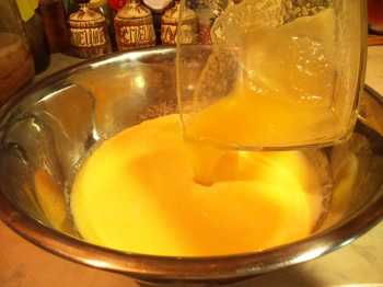 смешиваем маргарин с яйцами