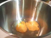 разбиваем яйца в миску