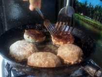 жарим котлеты 8 минут с одной стороны