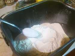 засыпаем соль в чашу для баурсаков