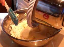 выливаем взбитые яйца в творожную массу