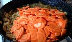 добавляем морковь к луку