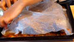 накрываем мокрым пергамент противень