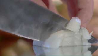 шинкуем лук кубиками