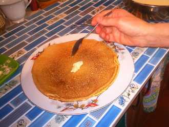 смазываем блин сливочным маслом