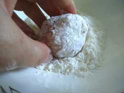 обваливаем тефтели в муке