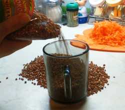 добавляем 1,5 стакана гречки