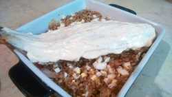 раскладываем оставшийся фарш вокруг рыбы