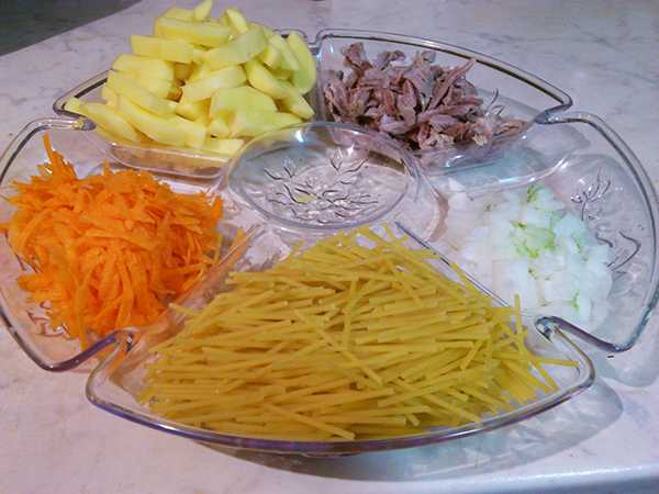 первоначальный состав продуктов для картофельного супа со спагетти