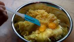 добавляем два яйца