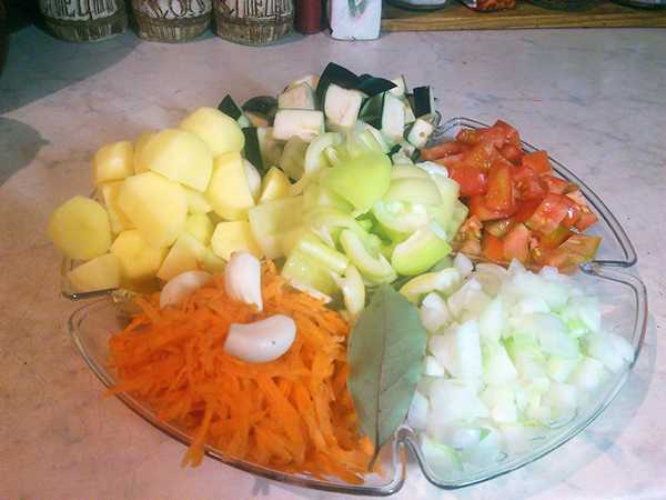 первоначальный состав продуктов для овощного рагу с баклажанами