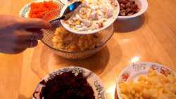 выкладываем слой яиц