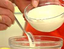 в миску добавляем сметану