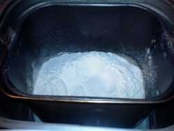 мука в чаше для лепёшки воздушной