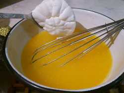 смешиваем сметану и маргарин для кексов на сметане