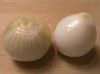 репчатый лук очищаем от шелухи и нарезаем на средние кубики.