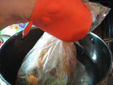 достаем пакет из кастрюли