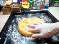 распределяем тесто