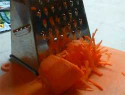 натераем морковь на крупной терке