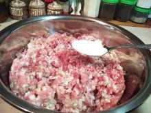 добавляем в фарш соль