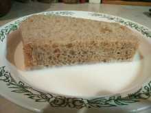 замачиваем хлеб в молоке