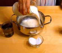 В кастрюлю выливаем молоко.